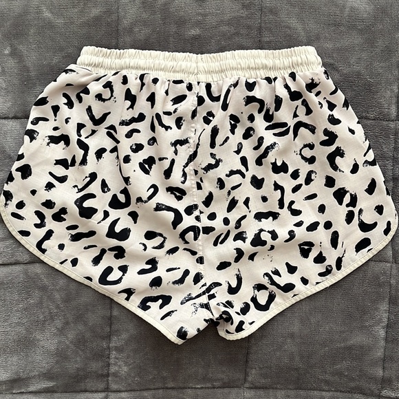 Tobi Leopard Print Shorts - Picture 2 of 3
